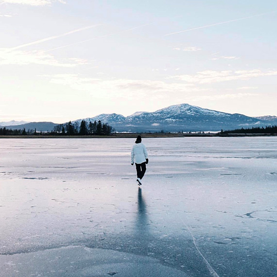 Tack vare konst&aring;kningen l&auml;rde sig Johanna studiedisciplin. Numer &auml;r skridskorna lagda p&aring; hyllan men p&aring; Kallsj&ouml;n bakom &Aring;reskutan kan de komma fram igen emellan&aring;t. 