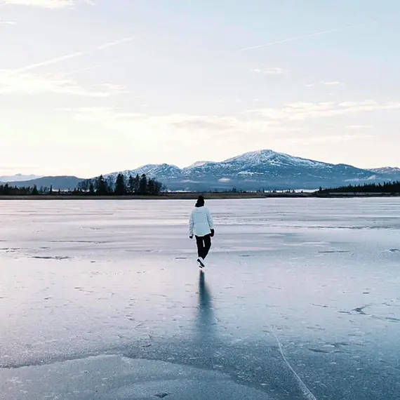 Tack vare konst&aring;kningen l&auml;rde sig Johanna studiedisciplin. Numer &auml;r skridskorna lagda p&aring; hyllan men p&aring; Kallsj&ouml;n bakom &Aring;reskutan kan de komma fram igen emellan&aring;t. 