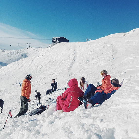 Johanna jobbar extra som skidl&auml;rare och f&ouml;renar h&auml;r nytta med n&ouml;je i l&ouml;ssn&ouml;n bredvid Tusenmetern.