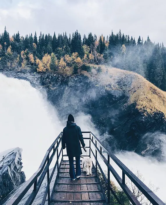 Tv&aring; mil fr&aring;n Johannas hem ligger T&auml;nnforsen, Sveriges st&ouml;rsta vattenfall, en angen&auml;m paus i studierna.