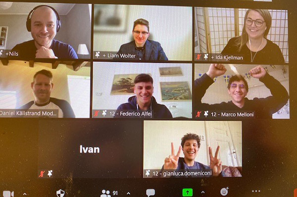 Vinnande laget fr&aring;n ekonomstudenterna med id&eacute;n till hur st&auml;der kan bli gr&ouml;nare genom att involvera medborgarna.