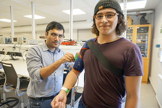 När Paolo Nardi lyfter armen registrerar sensorerna rörelsen och informationen skickas till datorn. Hans och Shameer Pradhans innovation Pfit Physio kan vara till stor hjälp för sjukgymnaster och deras patienter.