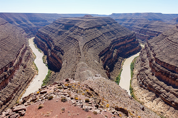San Juan-floden flyter fram 300 meter nedanf&ouml;r Goosenecks, Utah, d&auml;r den gr&auml;vt sig genom kalkstensklipporna under n&aring;gra miljoner &aring;r.