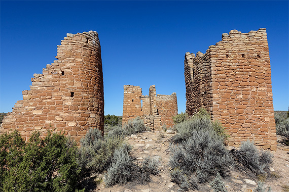 Nationalmonumentet Hovenweep i Utah, med ruinerna av f&ouml;rhistoriska byar fr&aring;n puebloindianernas tid. Ruinerna best&aring;r av torn och hus med flera v&aring;ningar, byggda i tegel och sten och &ouml;vergavs redan p&aring; 1200-talet. Foto: Magnus Thelaus