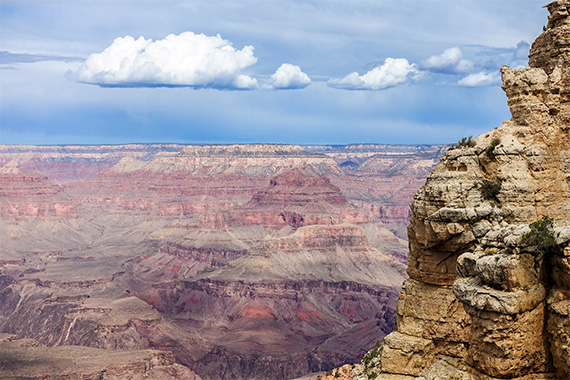 Grand Canyon, med kalkstensklippor till h&ouml;ger. Det &auml;r 15 km till andra sidan och cirka 1 300 meters fallh&ouml;jd ner till Coloradofloden p&aring; botten av kanjonen. Foto: Magnus Thelaus