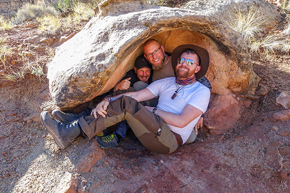 Vittrad sandsten som f&aring;r en n&auml;rmare bekantskap med studenterna Jack Olofsson, Max Pilb&auml;ck och Kent Johnsen. Foto: Magnus Thelaus