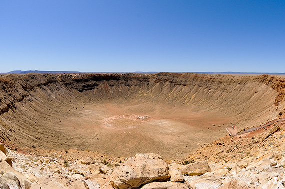 En 50 meter stor j&auml;rnmeteorit tr&auml;ffade jordytan med 46 000 km/h och bildade Barringerkratern i norra Arizona. Vid denna tid f&ouml;r 50 000 &aring;r sedan bodde mammutar, tr&ouml;gdjur och kameler h&auml;r. Foto: Claes Bergman