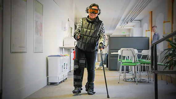 Gert Äldredräkten Gert gör dig gammal och stel, och nytänkande. På måndag blir det premiär för dräkten under innovationsdagarna ToY Imagine.