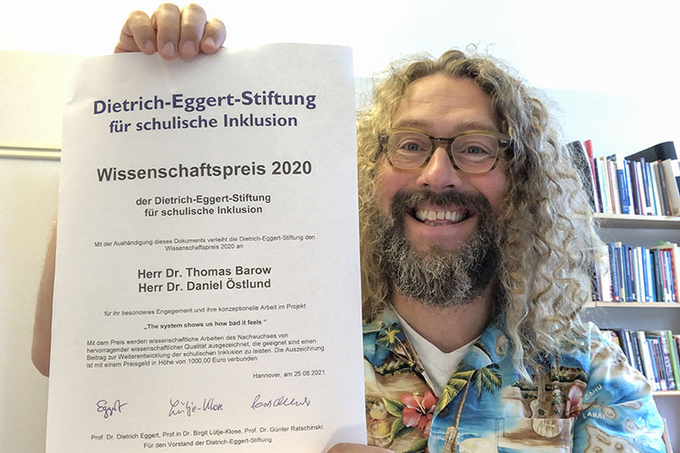 Daniel &Ouml;stlund med vetenskapspriset fr&aring;n tyska Dietrich Eggert Stiftung f&uuml;r schulische Inklusion.
