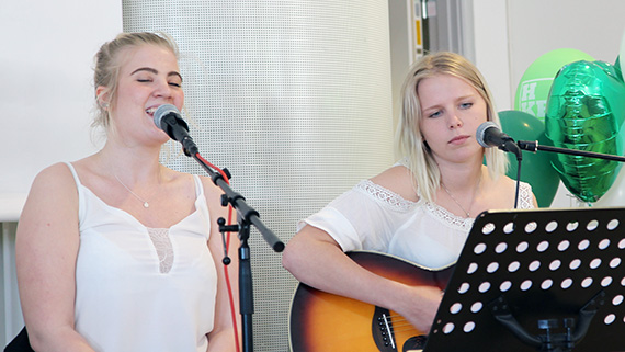 Tove Wantzin och Elin Melander f&ouml;rtrollade f&ouml;rsommarkv&auml;llen med sin st&auml;ms&aring;ng och gitarr.