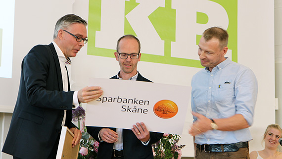 Erland och Ola Erland Björklund och Ola Svahn tar emot Samverkanspriset från Sparbanken 1826 och Mikael Forsberg.