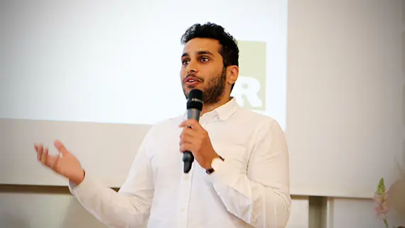 Muntadher Dakhil blev &Aring;rets alumn f&ouml;r sitt enast&aring;ende arbete som tomte och att han mindre &auml;n ett &aring;r efter sin examen blivit klinikchef p&aring; Oral Care i Kristianstad.