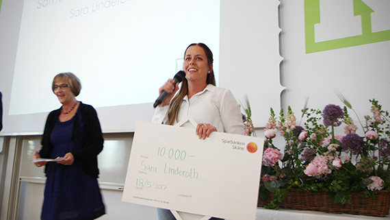 Sara Linderoth fick samverkanspriset student f&ouml;r sitt arbete i mentorsprojektet N&auml;ktergalen.