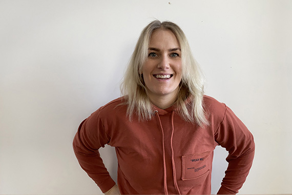 Elin ler in i kameran.