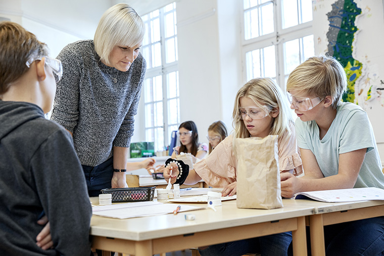 L&auml;rare och elever i klassrum.