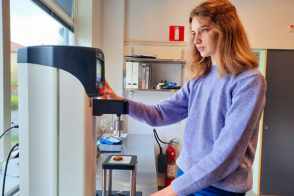 Tappar upp juice från maskin.