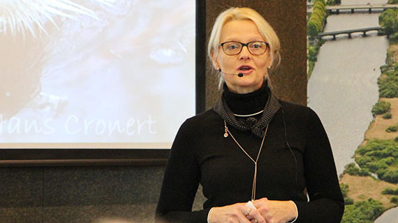 Kommunalråd Heléne Fritzon välkomsttalade om Vattenriket.