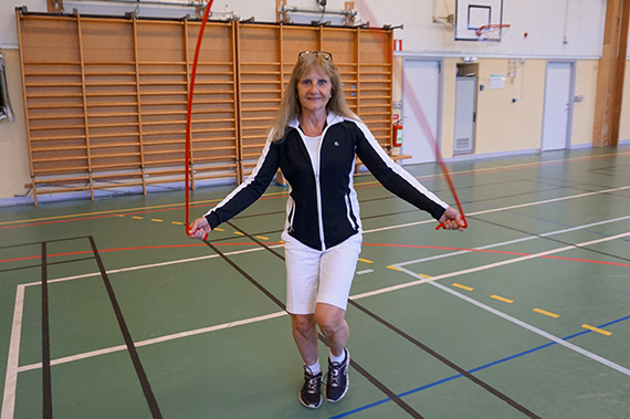 R&ouml;relse beh&ouml;ver inte vara komplicerat, menar Ann-Christin Sollerhed och p&aring;pekar att exempelvis hopprep &auml;r billiga och enkla att ta med &ouml;verallt.