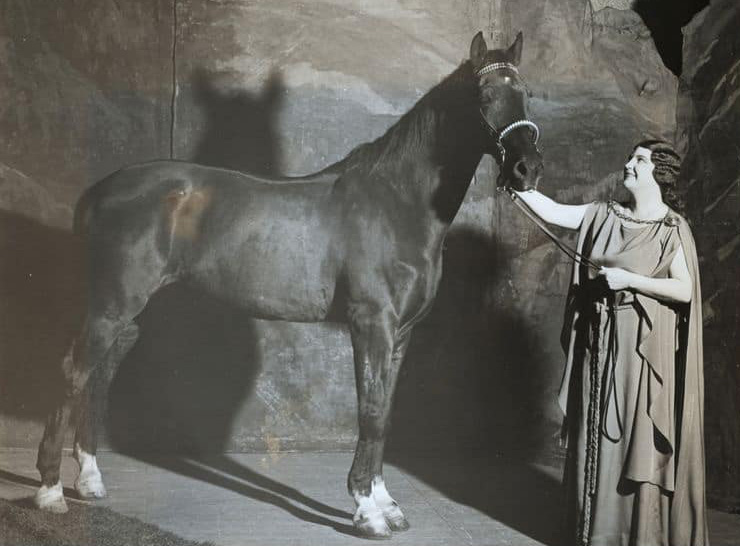 Kirsten Flagstad som Br&uuml;nnhilde i Wagners musikdrama G&ouml;tterd&auml;mmerung. H&auml;r med h&auml;sten Grane, som spelar en inte ov&auml;sentlig roll i handlingen.