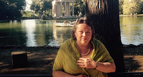 Marie-Louise Rod&eacute;n, professor i historia vid H&ouml;gskolan Kristianstad, i Villa Borghese-parken i Rom.