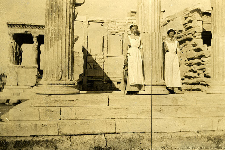 Tempelsjuksk&ouml;terskor speglar sina systrar karyatiderna till v&auml;nster i bilden.