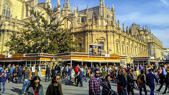 Katedralen i Sevilla &auml;r v&auml;rldens st&ouml;rsta romersk-katolska katedral och lockar m&aring;nga bes&ouml;kare.