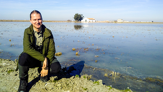 Det b&auml;sta med utbildningen &auml;r dagarna i f&auml;lt, tycker Noa Ratia, h&auml;r med Do&ntilde;anas v&auml;ldiga v&aring;tmarker i bakgrunden.