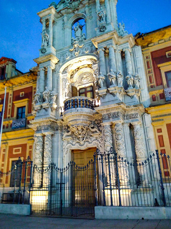 Det tidigare sj&ouml;fartsuniversitetet, Palacio de San Telmo, &auml;r en av Sevillas flera utsmyckade gamla byggnader.
