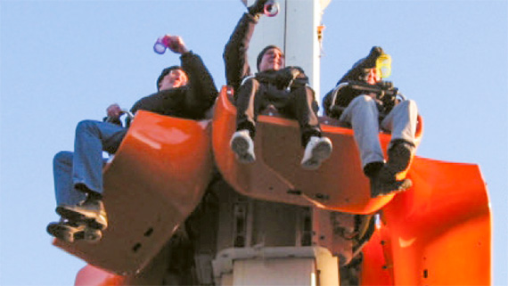 &Aring;karna i Lyktan p&aring; Gr&ouml;na Lund h&aring;ller varsin trappfj&auml;der, s&aring; kallad &rdquo;slinky&rdquo;, f&ouml;r att f&ouml;rst&aring; vilka krafter deras kroppar uts&auml;tts f&ouml;r under det fria fallet.
