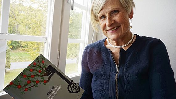 Barbro Bruce med sin nya bok Omsorg i en f&ouml;rskola p&aring; vetenskaplig grund.