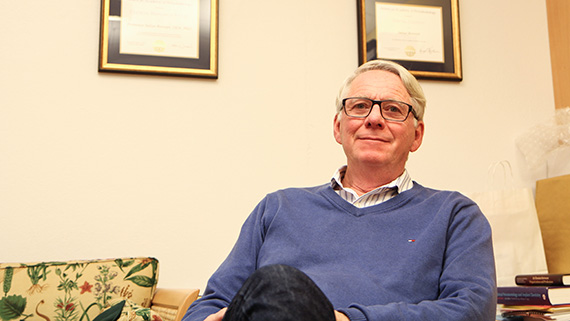 Stefan Renvert, professor i oral h&auml;lsovetenskap, har flera globala projekt i g&aring;ng.