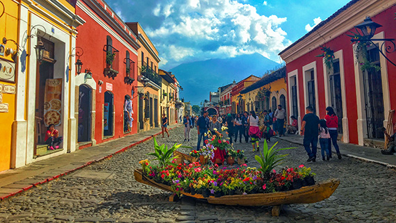 Antigua med Vattenvulkanen i bakgrunden.