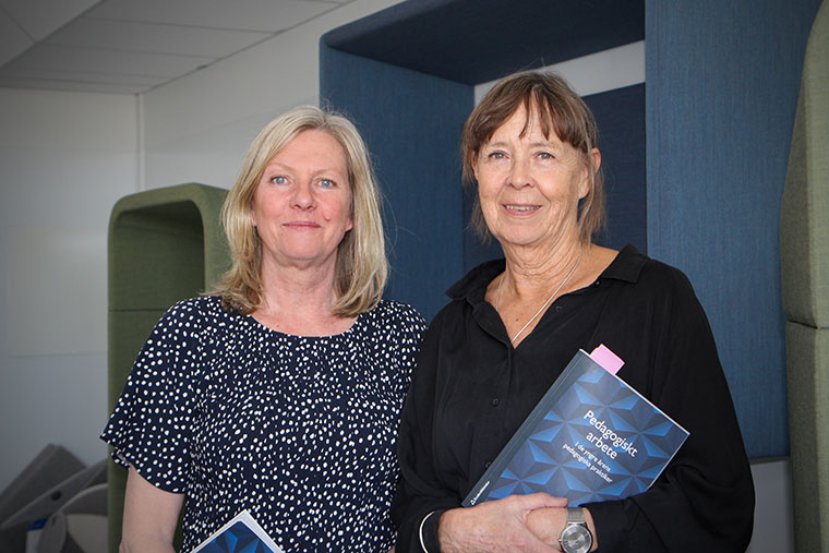 Anette Emilson och Susanne Thulin med boken Pedagogiskt arbete.