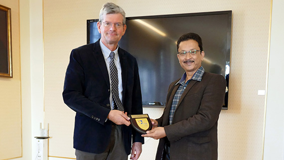 Håkan Pihl Högskolans rektor Håkan Pihl tar emot gåvan från Swarup Mukherjee, läkare och lärare på avdelningen för lärarutbildning och sport science på Nanyang Technological University i Singapore.