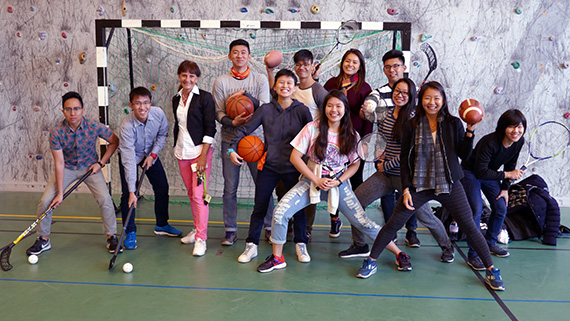 Singapore Lollo Sollerhed med de singaporianska studenterna i Högskolan Kristianstads gymnastiksal.