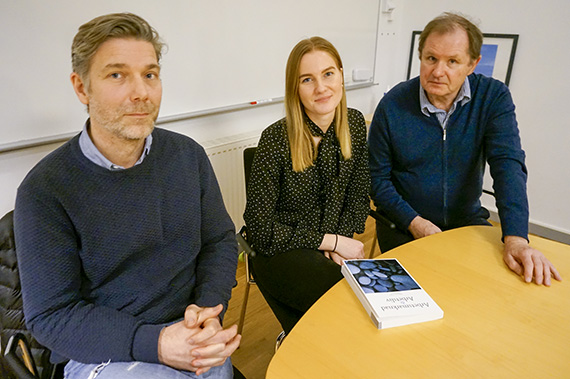 Det tredje skiftet &auml;r n&aring;got som bara finns d&auml;r. F&ouml;rst n&auml;r man pratar om det kan saker f&ouml;r&auml;ndras, menar forskningsassistent Elin Ekelund. Tillsammans med kollegorna Ulf Ericsson och P&auml;r Pettersson och den norske professorn Leif W Rydstedt har hon skrivit en uppm&auml;rksammad artikel i Arbetsmarknad & Arbetsliv. 