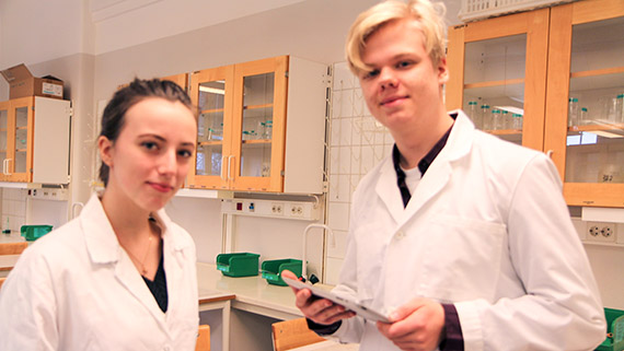 Silena och Alvar fr&aring;n Fr&ouml;kneg&aring;rdsskolan tyckte det var jul att labba och se hur det funkar rent praktiskt.