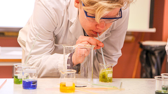 Genom att bl&aring;sa ner koldioxid i vattnet &auml;ndras pH-v&auml;rdet, och &auml;ven f&auml;rgen.