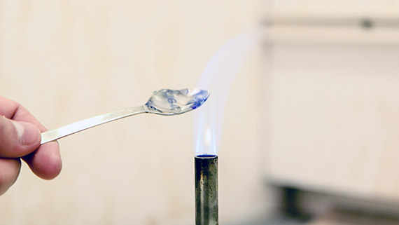 Genom att v&auml;rma upp plasterna g&aring;r det att klassificera vilken sorts plast det &auml;r, eftersom de sm&auml;lter olika.