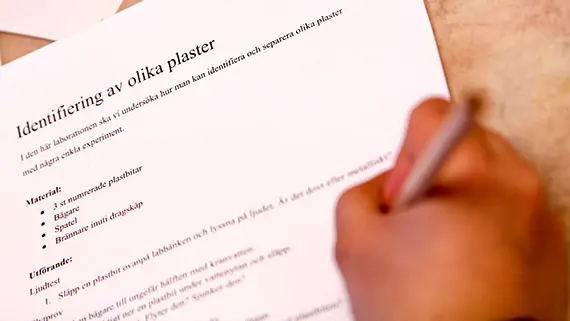 Eleverna fick fick fylla i ett formul&auml;r f&ouml;r hur de identifierar de olika plasterna.Eleverna fick fick fylla i ett formul&auml;r f&ouml;r hur de identifierar de olika plasterna.