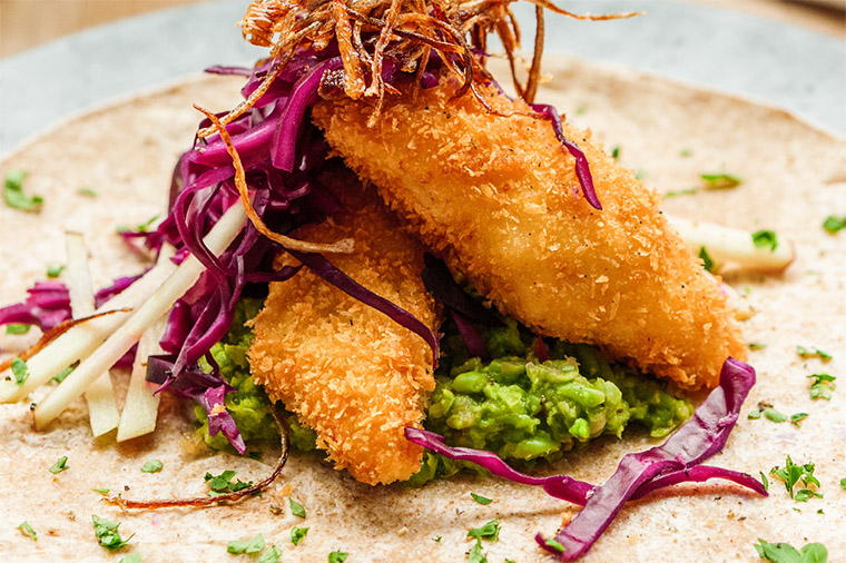 Taco med pankofriterad braxen, &auml;rtguacamole, syrad r&ouml;dk&aring;l, &auml;pple och friterad schalottenl&ouml;k.