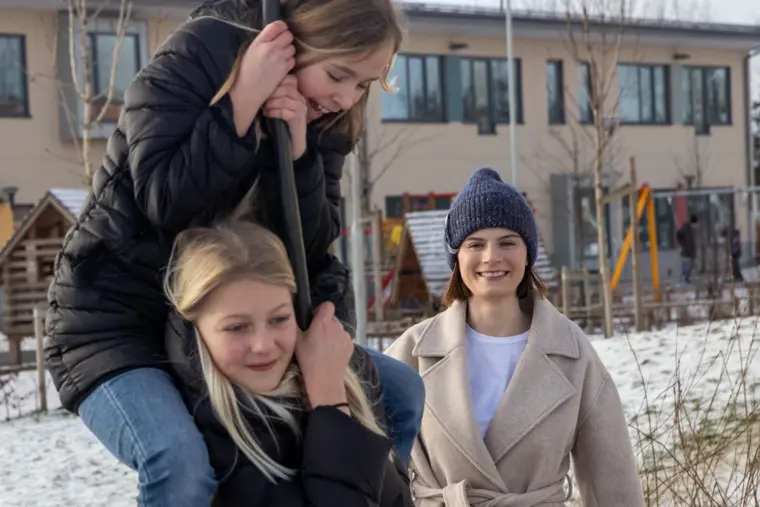 Lärarstudent med elever