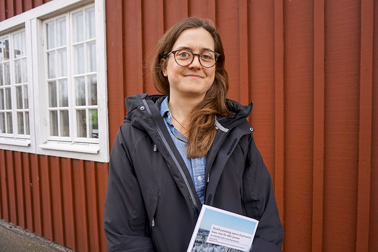 Anna Nivestam framf&ouml;r Agnes r&ouml;da hus.