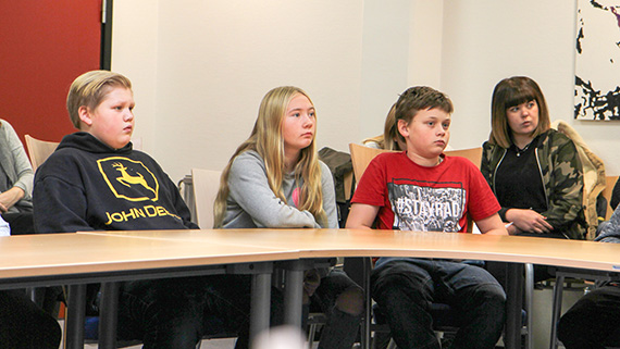 Elever från skolan i Onslunda är nyfikna på vad som ska presenteras om deras närmiljö.