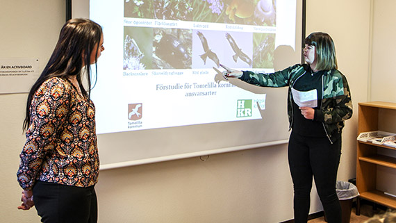 Emma Östlund och Johanna Persson presenterar hur Tomelilla kommun kan skapa åtgärdsprogram för sina nytilldelade ansvarsarter.
