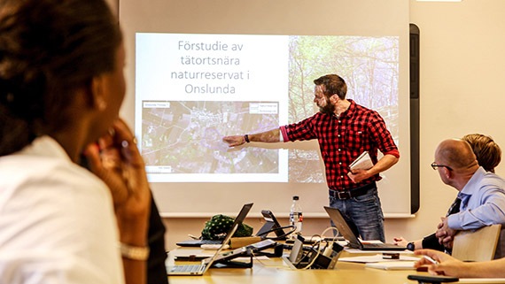 Pontus Olsson visar hur hans grupp tänker sig ett tätortsnära naturreservat i Onslunda,