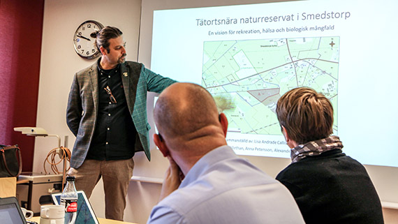 Morgan Hillethan demonstrerar ett av de tre områdena hans grupp vill ska utgöra ett kommunalt naturreservat.