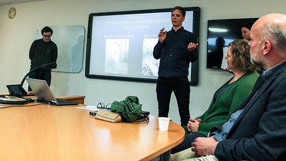 Oscar Hagbard svarar på nyfikna frågor från Brösarps byalag som är intresserat av studenternas förstudie på ett kommunalt naturreservat bredvid byn.