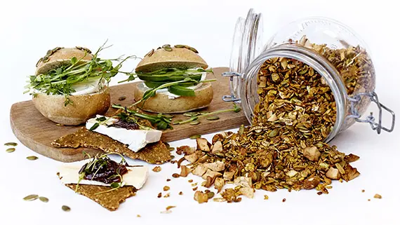 Frukost med insekter i, frukostbr&ouml;d, fr&ouml;kn&auml;cke och granola.