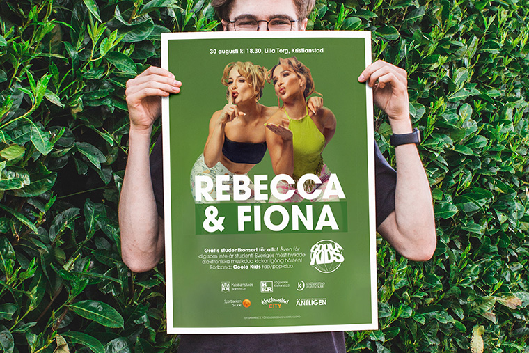 Student håller upp affisch för introduktionskonserten med Rebecca & Fiona.